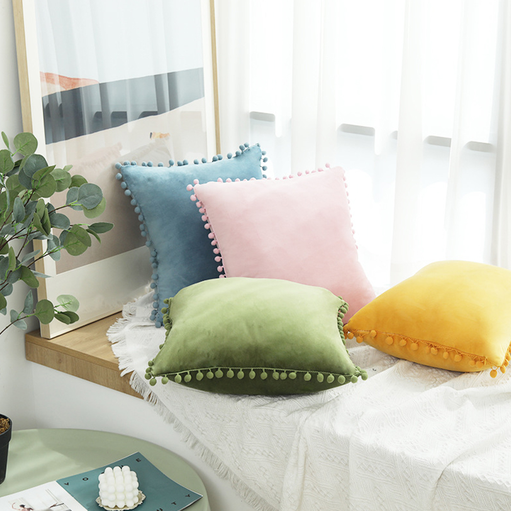 Sammetskudde deco kudde med pom pom bollfransar